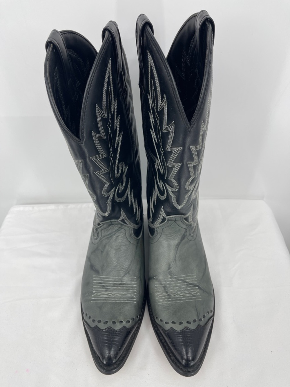 LAREDO MENS SIZE 10.5D  Black Western Boot with Stud Detailing